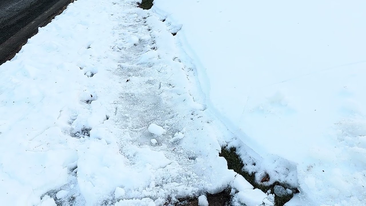 雪地上出现惊人的裂缝是什么原因和地质.气候有什么关系？2026