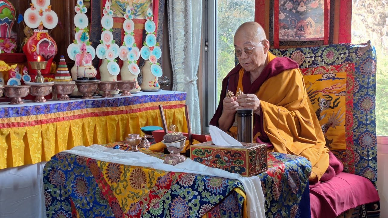 མཁན་ཆེན་རྣམ་གཉིས་དང་མཁན་སངས་རྒྱས་རང་བྱུང་བཅས་ལྷན་འཛོམས་ནས་རཏྣ་གླིང་ཚེ་ཆོག་གསུང་བཞིན་པའི་བརྙན་ཐུང་།