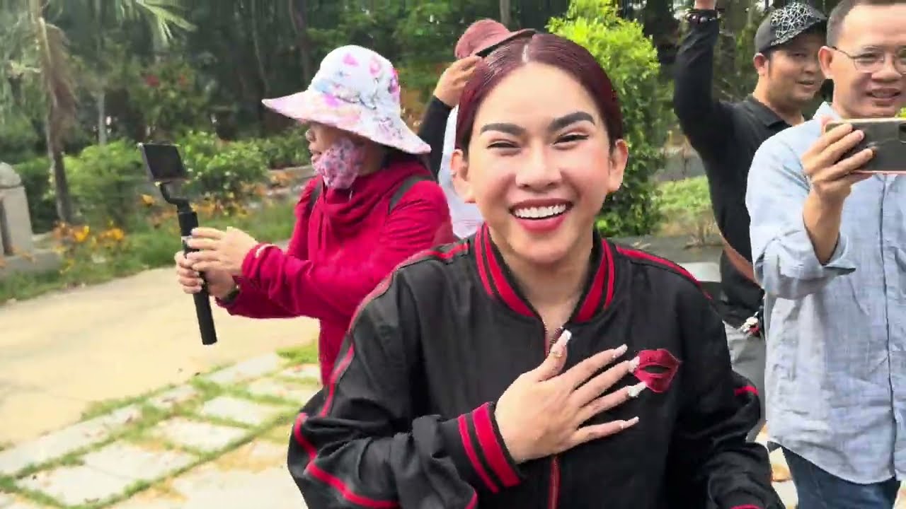 Bất ngờ chị Ba Bình Tinh cùng Ông Xã đến Mộ Chú Vũ Linh Gấp ngay trong sáng sớm