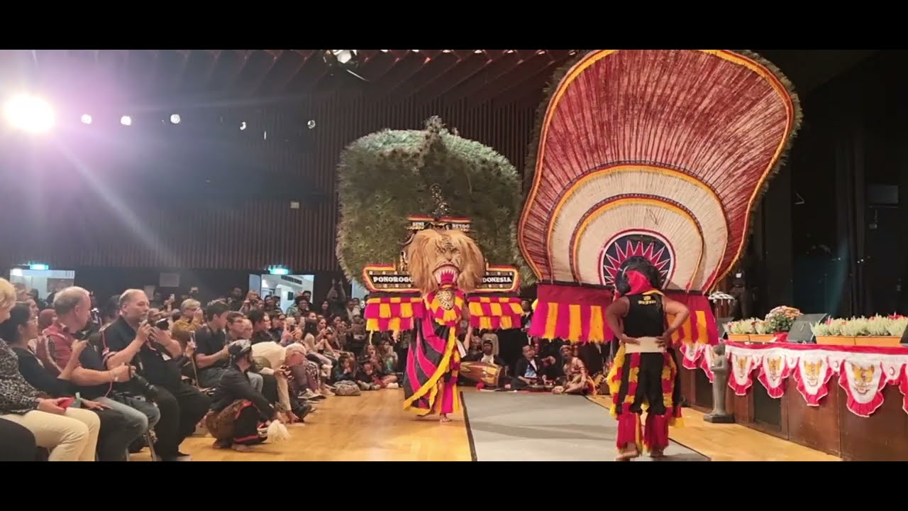 Tarian Reog berasal dari Ponorogo pada 18 september 2022 Indonesia Festival  Frankfurt di Jerman