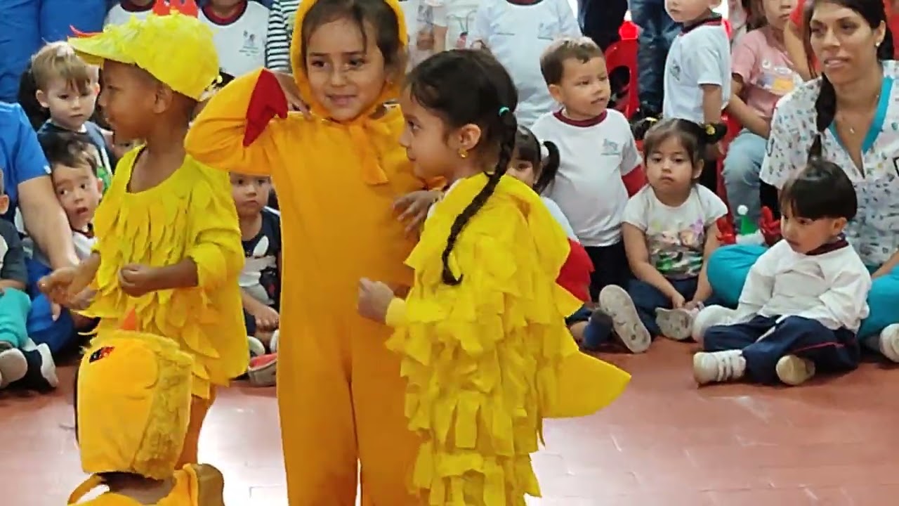 LA NENA SAMY VESTIDA DE POLLITO 🐤