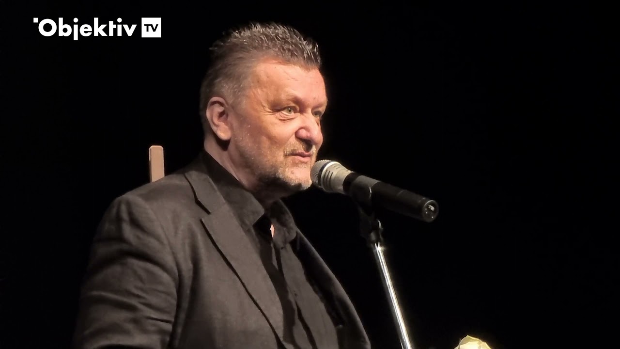 Dragan Vujić Vujke drži govor na komemoraciji glumcu Nenadu Nenadoviću