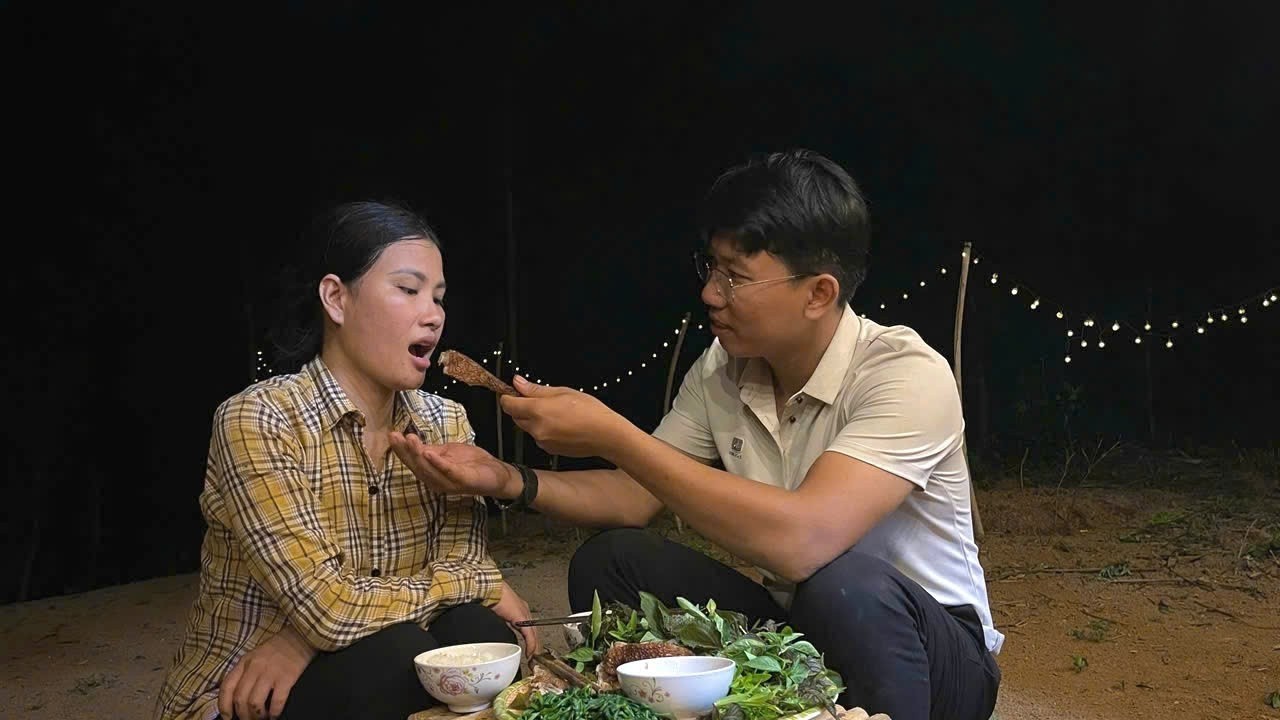 A heartwarming moment: CEO Tuan wholeheartedly helps single mother Tieu Diem.