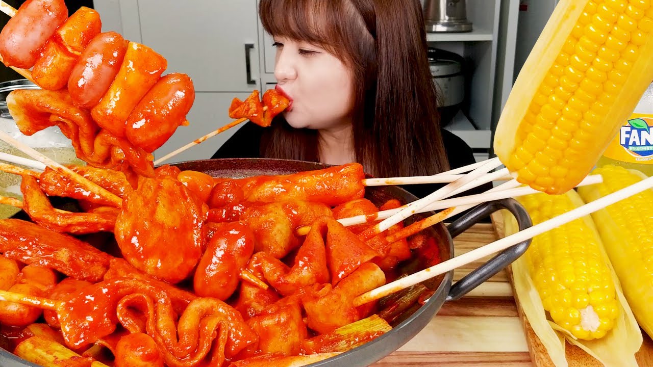 ASMR Пикантный рисовый пирог и рыбный пирог (eomuk) * рецепт соуса *, кукуруза. MUKBANG| bokyoung