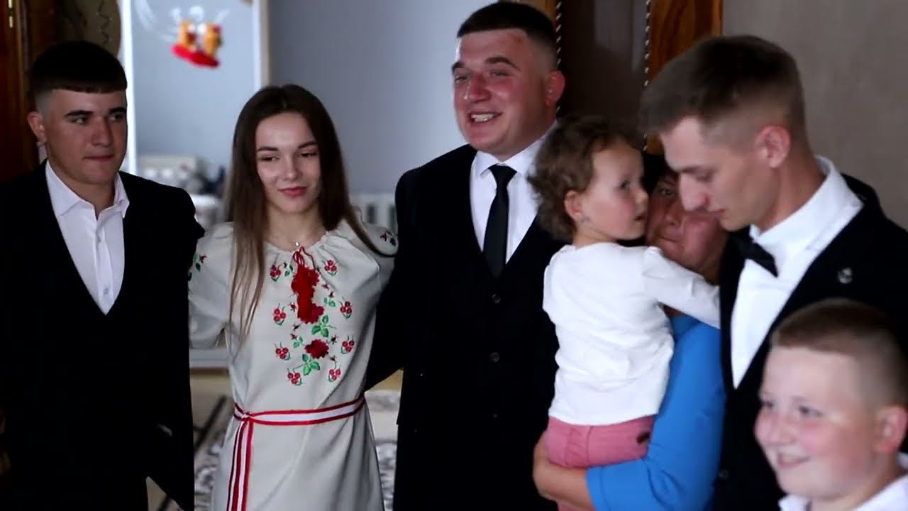 Музиканти заграли на добрий день! Наречений заводить танець з родиною! Збирають весільне деревце!