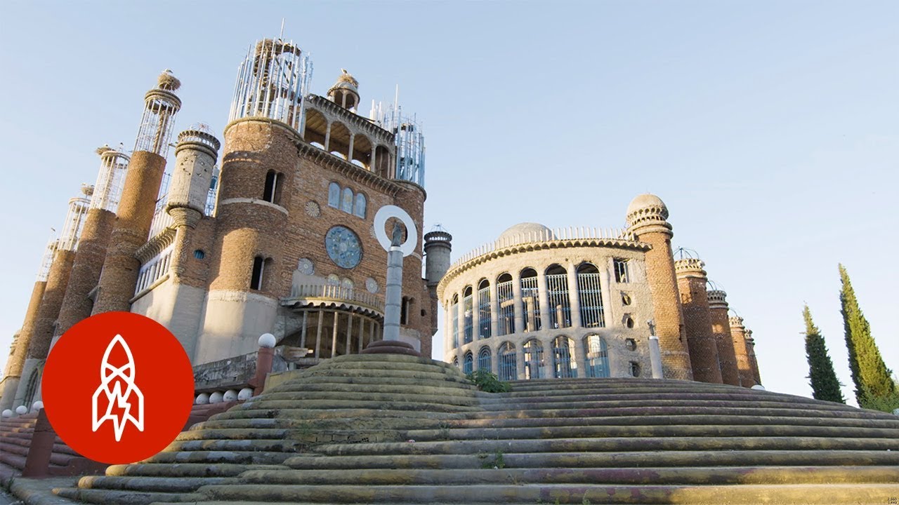 Un hombre que construye él solo una catedral a mano