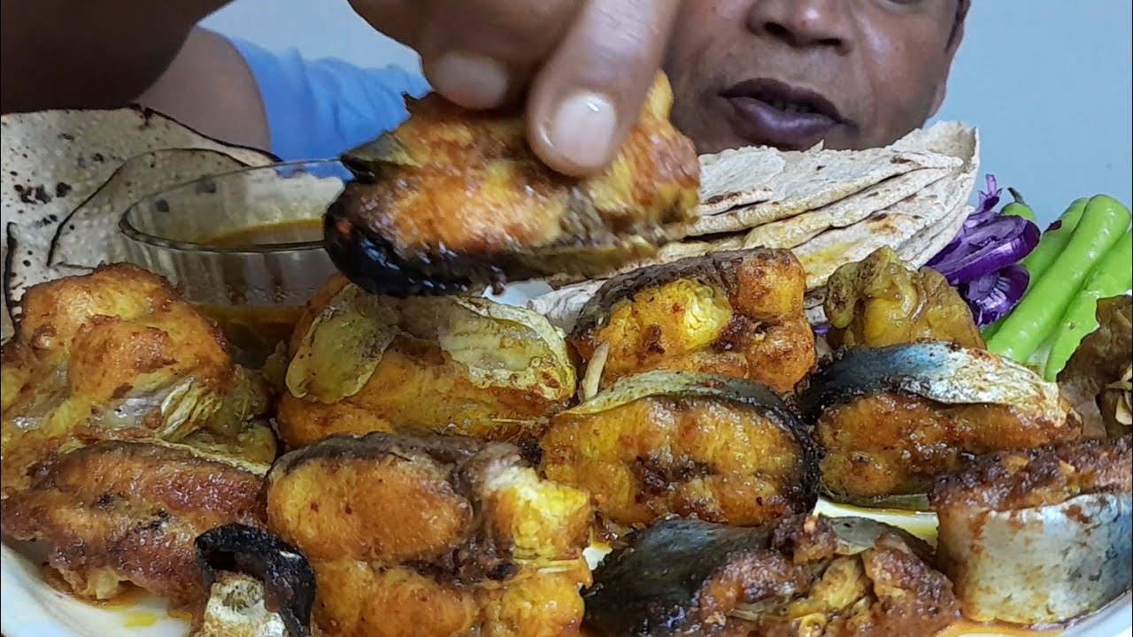EATING SPICY FISH FRY & CHICKEN ROTI/ GREEN CHILLI, ONION, PAPAD MUKBANG EATING SHOW BIG BITE FOOD 