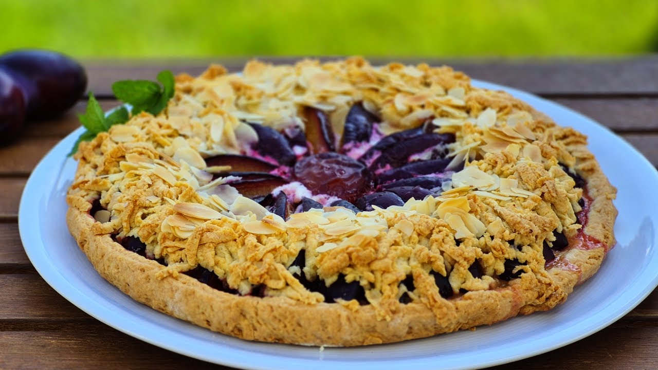 Сливовый тертый пирог с крем-чизом – просто, вкусно и мало сахара