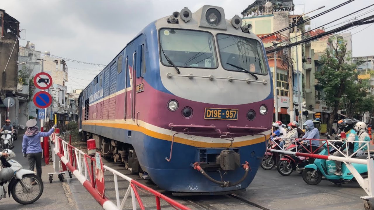(Tàu Tết 2026) D19E-957 kéo tàu H7301 | 13:59 (6/2/2026)