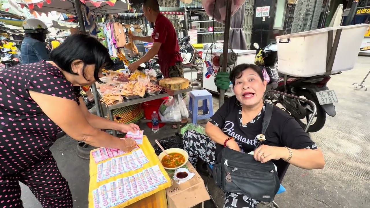 Sáng sớm bé kim buôn bán ngồi trống nạnh khách khứa không có 