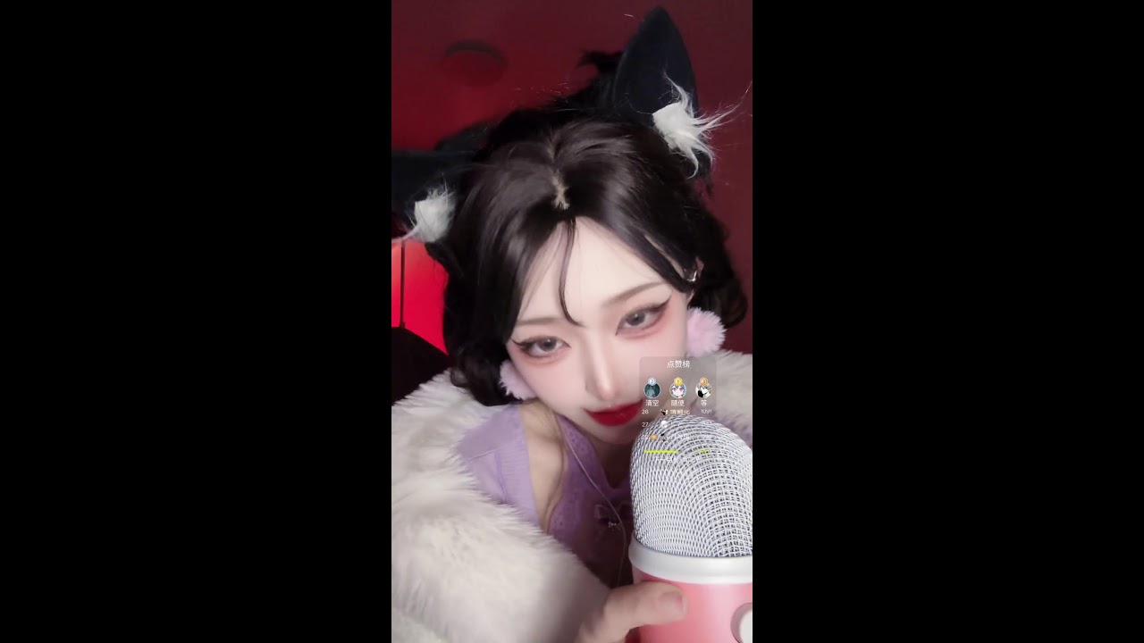 A beautiful girl and her wonderful world on stream 🌎