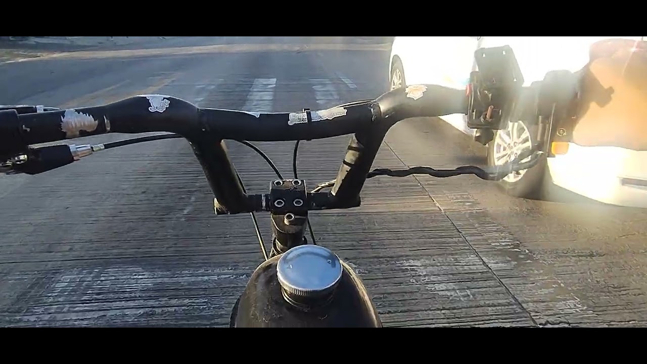 Andado pela primeira vez de motorizada e indo no posto abastecer 