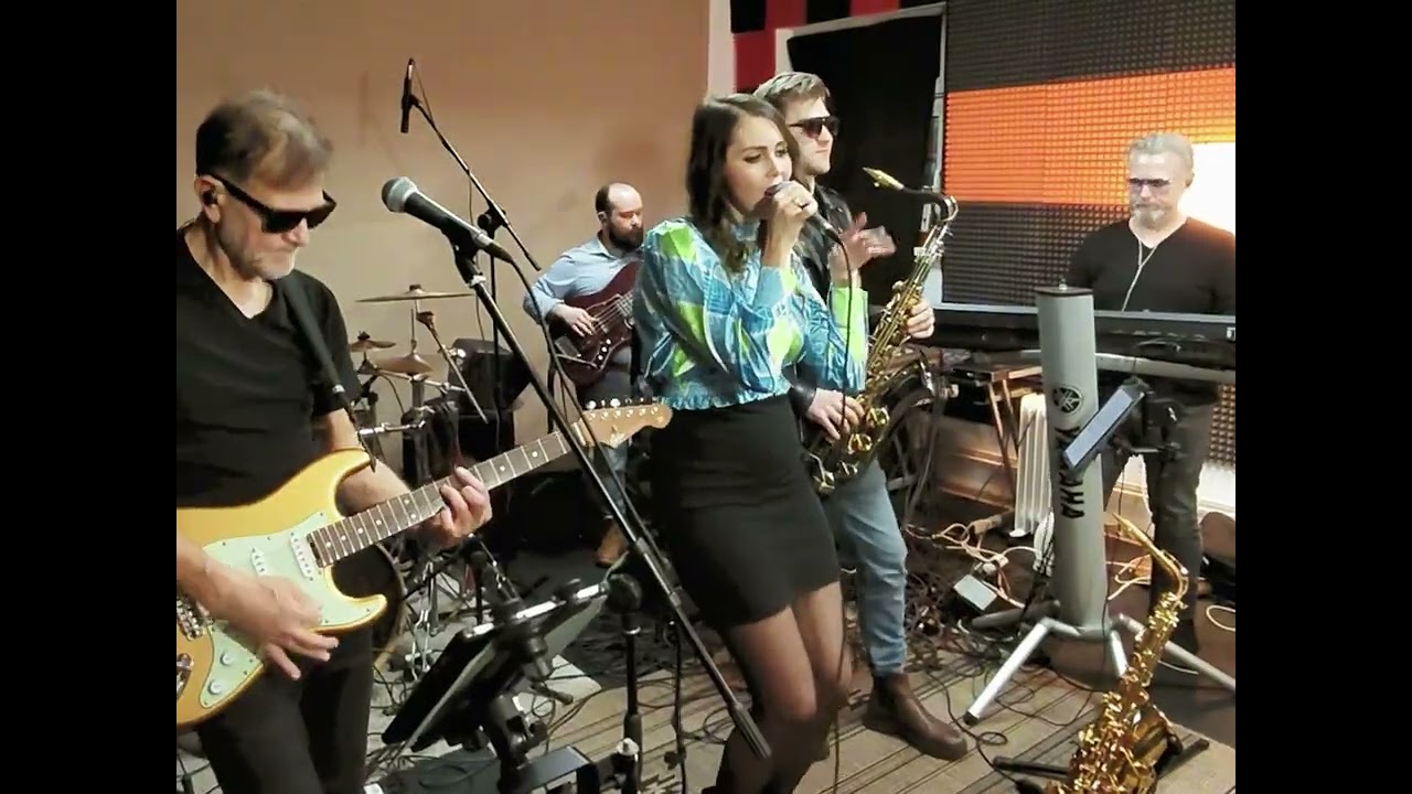 Studio Bas - cover Hot Stuff