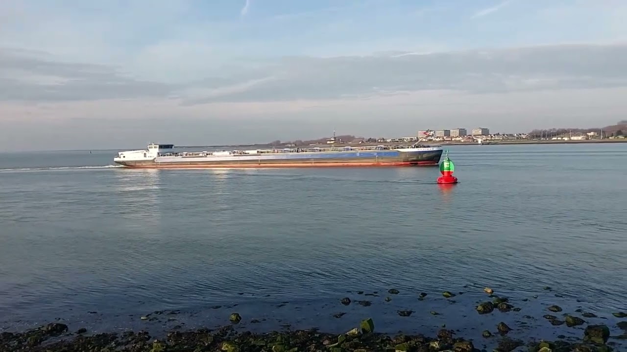 KAAIMAN (110 meter) vaart de Nieuwe Waterweg  op. 21-12-2025