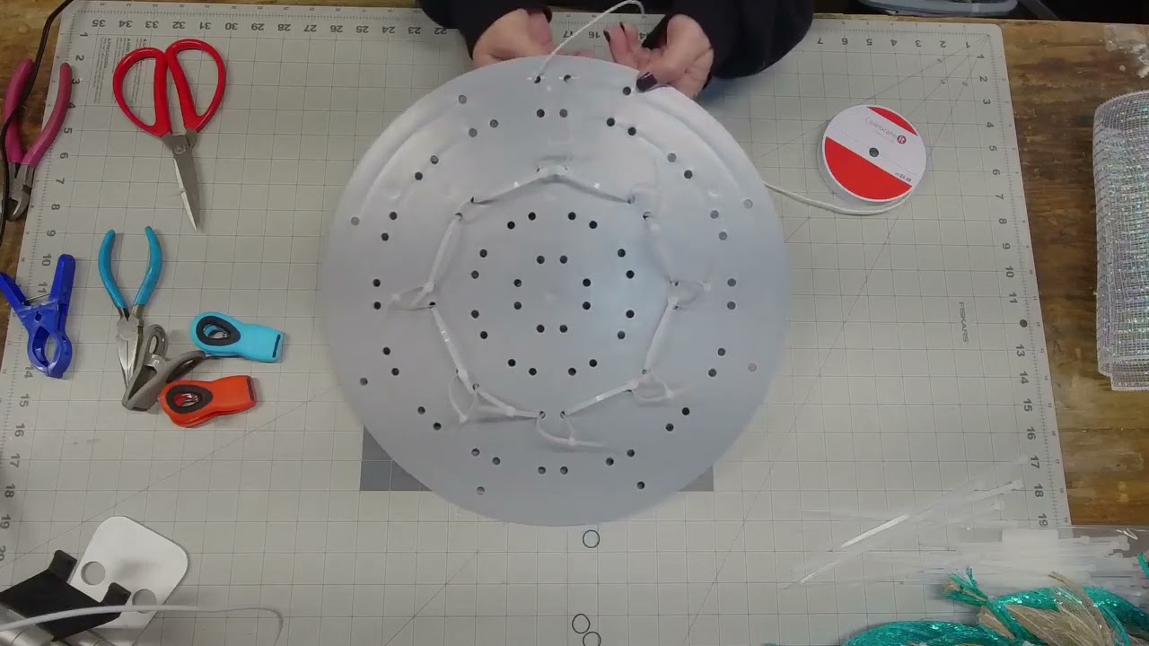 How to Make a Daisy Petal Mesh Beach Wreath Tutorial