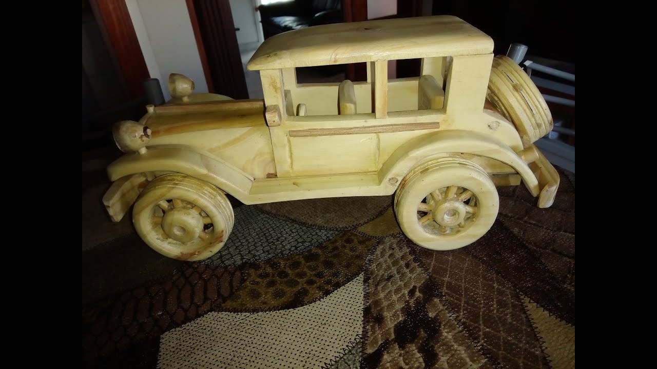 Hermoso auto antiguo de madera, paso a paso