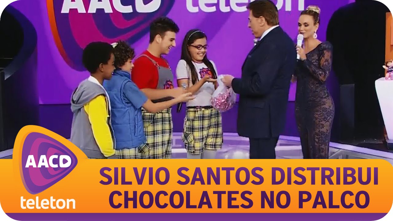 Silvio Santos distribui chocolates no palco do Teleton 2014