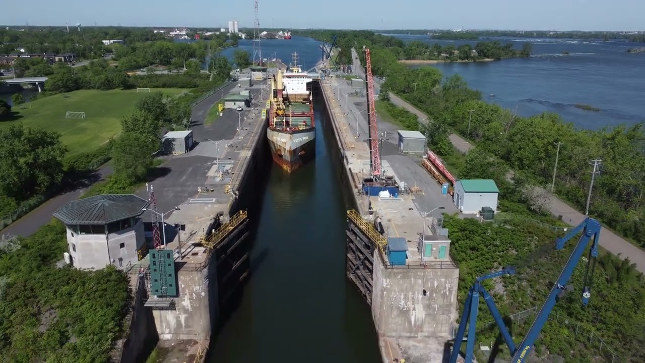 Bateau à l'écluse Ste-Catherine vue du ciel (drone DJI mini2)