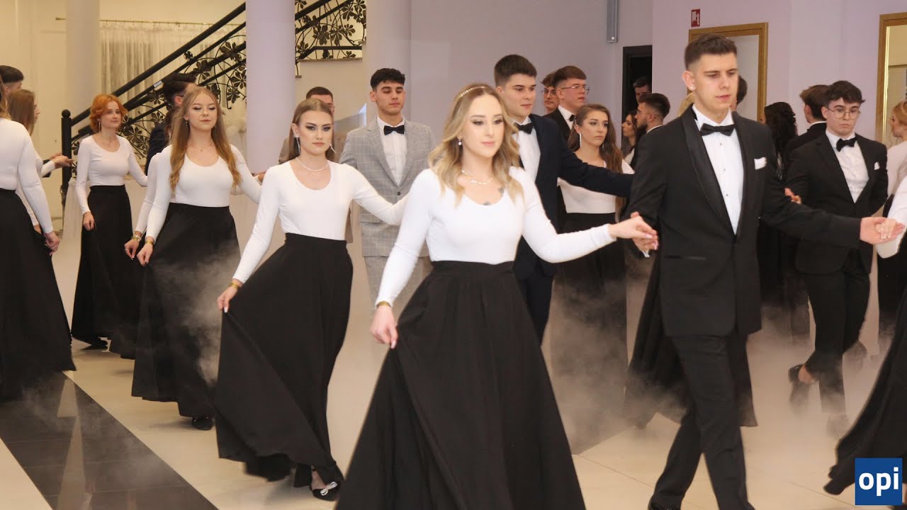 Studniówka maturzystów z ZS nr 2 w Ostrowi Mazowieckiej: polonez (27.01.2024)