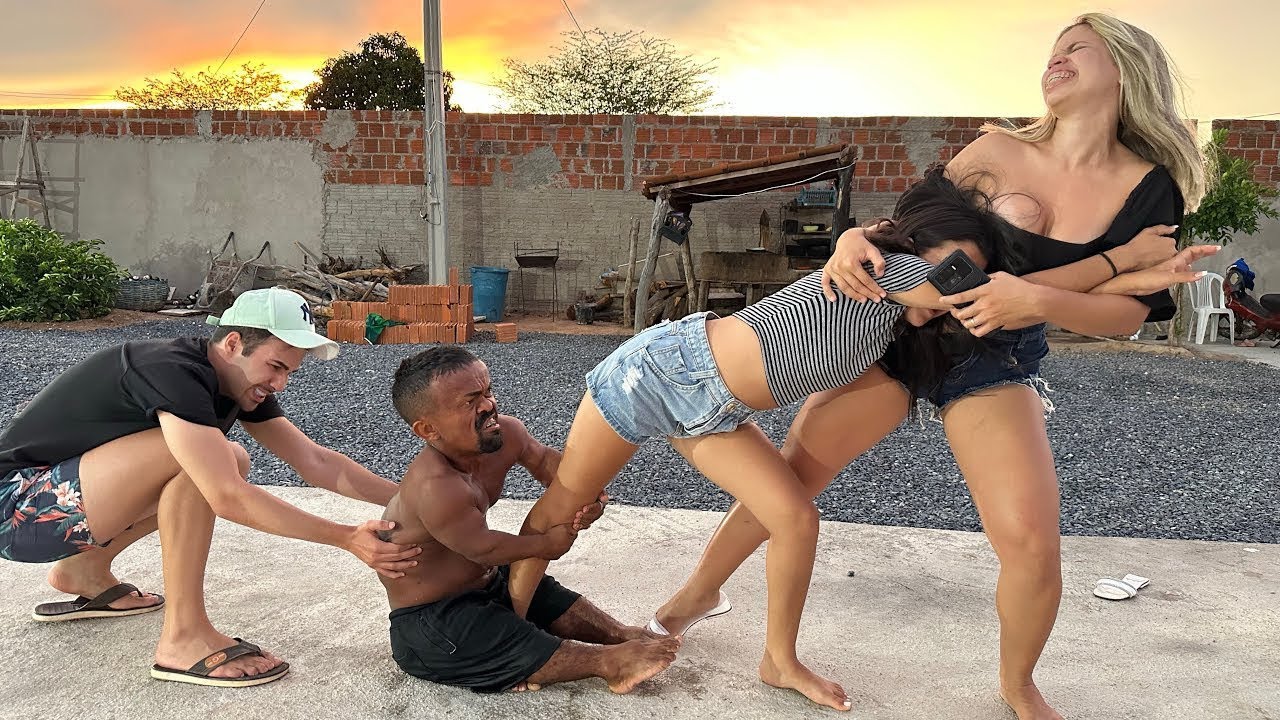 DEI O PÓ DA BRUXA PARA O ANÃO CHAGUINHA E ELE FICOU DOÍDO