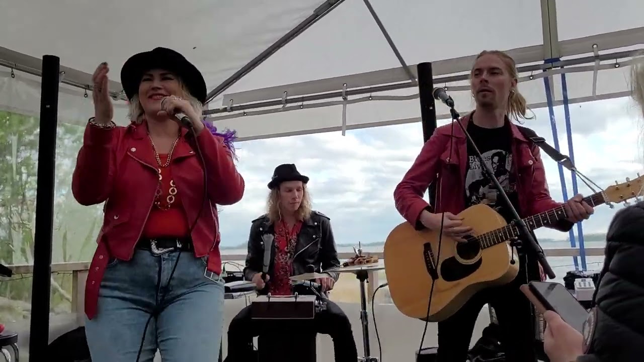 Noora Louhimo Acoustic Experience:  Rock and Roll / Whole Lotta Rosie (3.6.2023 Ukkokari, Vaasa)