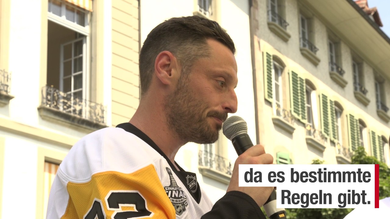 Mark Streit präsentiert den Stanley Cup