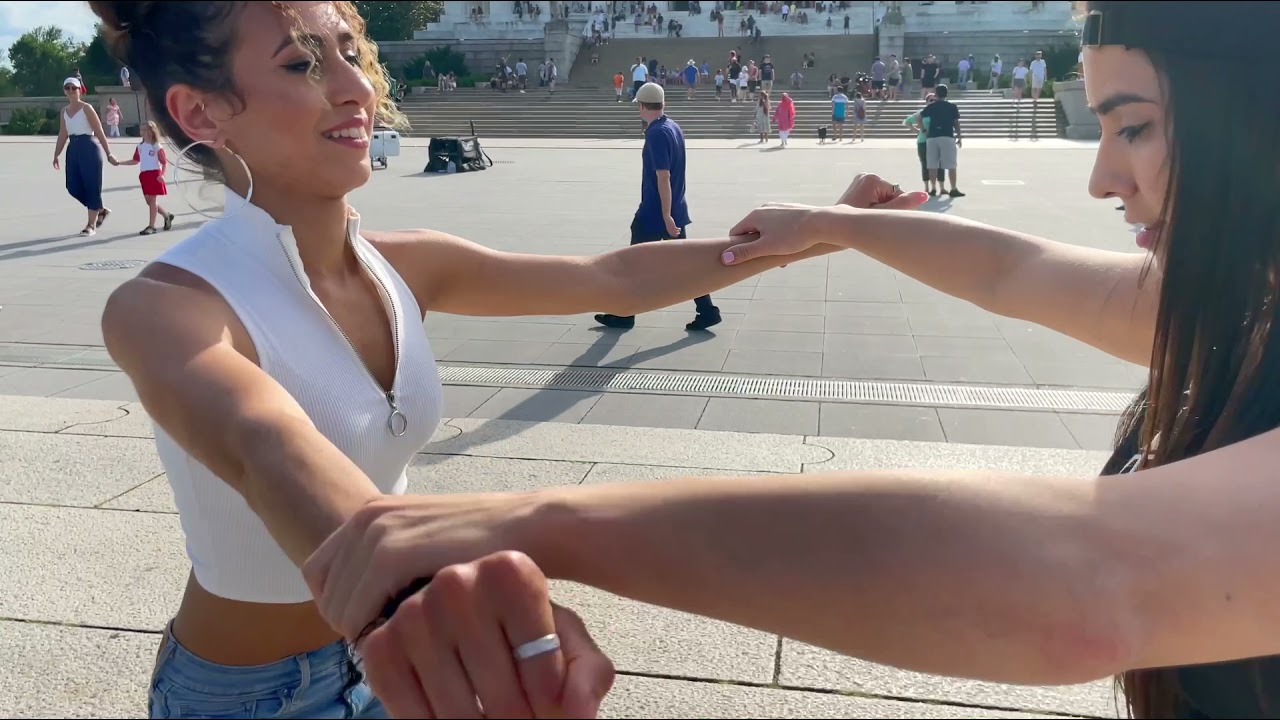 Stephanie Lucero & Noelia Pia dos mujeres bailando bachata en Washington DC