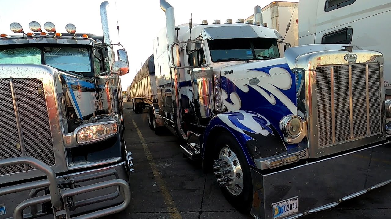 Сине-белый Peterbilt 389 замечен на крупнейшей в мире автостоянке для грузовиков в штате Айова.