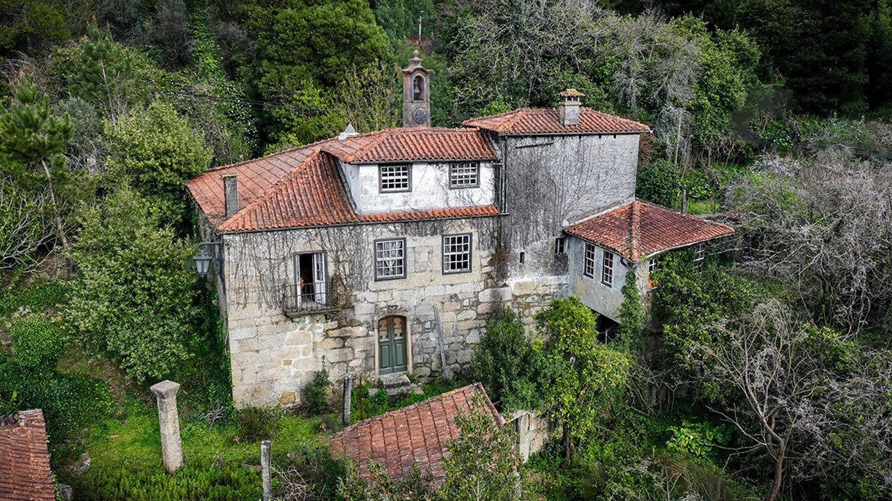 Nobody remembers Anyone Ever Living Here - Mansion Abandoned For 70 Years!