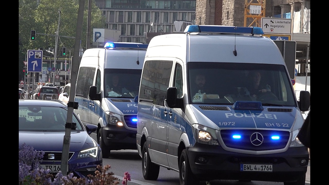 PKW fährt in Menschengruppe! Einsatzfahrten