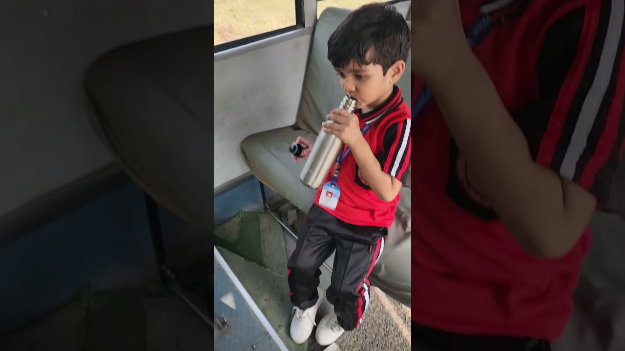 Pramas school bus में पानी पीते हुवे #shorts #pramas