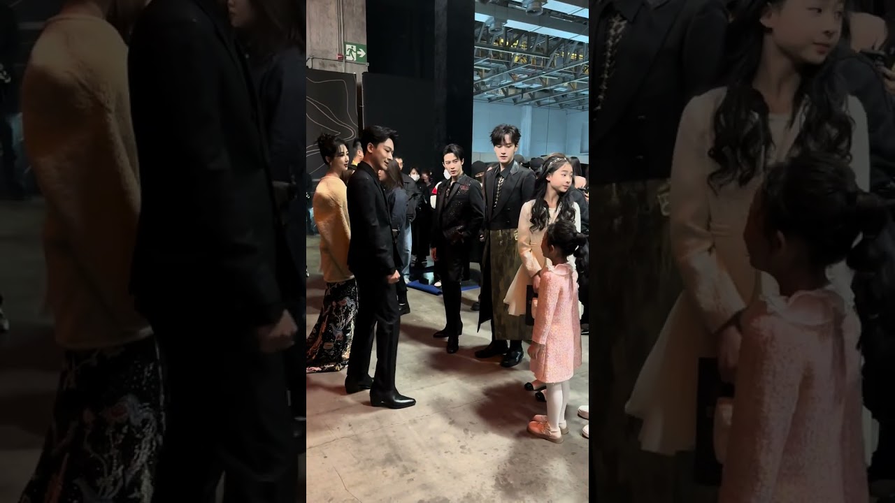 张晚意 杨紫 腾讯视频 星光大赏 后台花絮“父辈的荣耀剧组小演员找🥣和紫合影啦”Zhang Wanyi Yang Zi Tencent All Star Night Backstage BTS