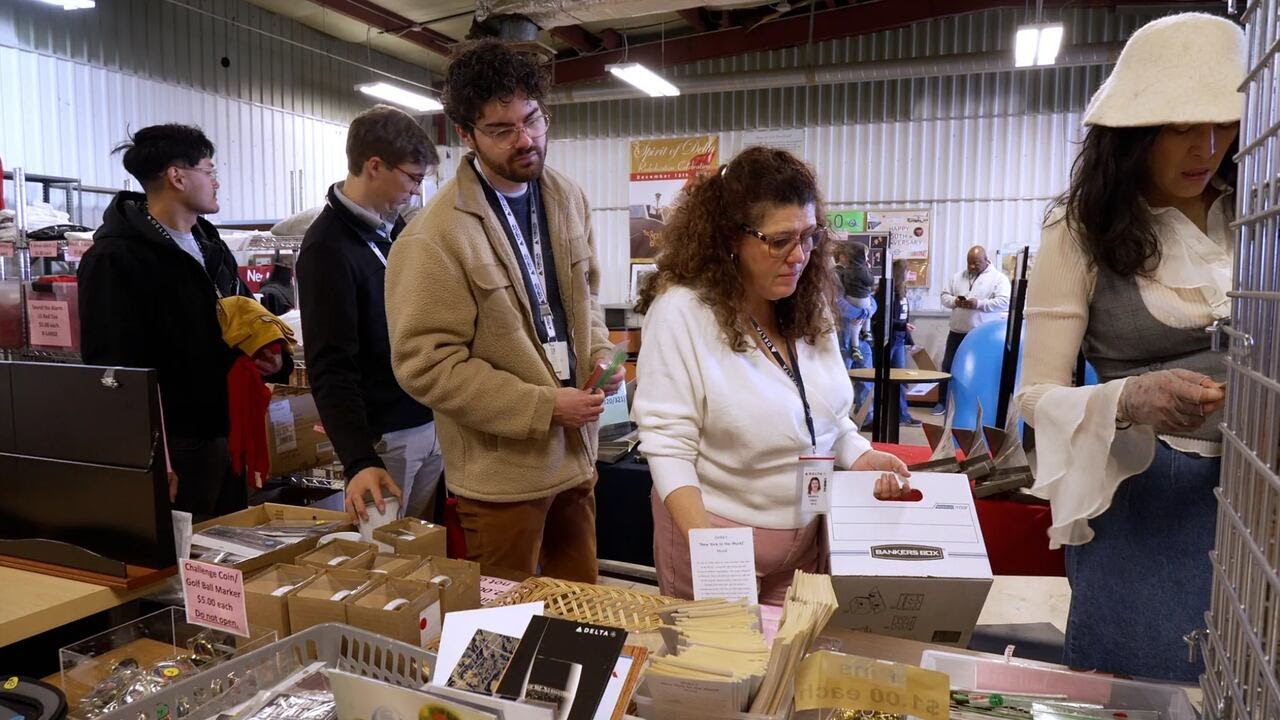 Распродажа излишков экспонатов Музея авиации Delta привлекает множество желающих приобрести предм...