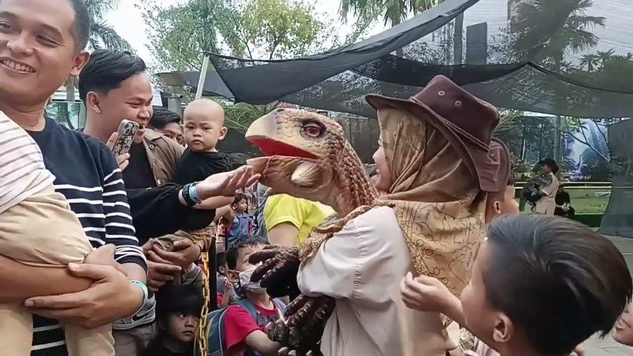 DINO BATTLE  AT DINOLAND MEDAN FAIR - DINOSAURUS IN ACTION