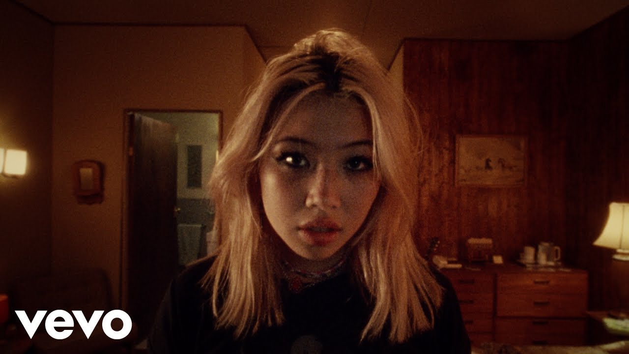 beabadoobee - Worth It (Official Video)