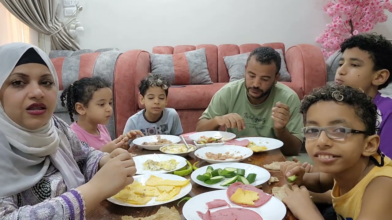 تحدي اكل / على سفره الفطار بعد ما جينا من عند امي والله كلمتين وما هاين عليا قولهم😥