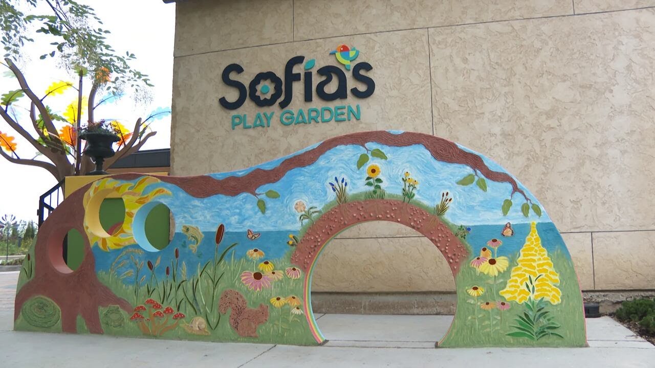 Members of Omaha botanical garden preview new children’s exhibit
