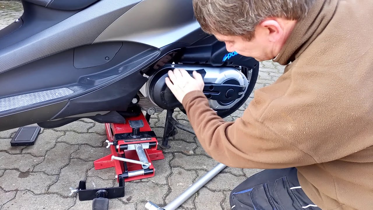 Piaggio MP3 500ie Sport Silentblock Wechsel. Motorhalterung Teil 2von2