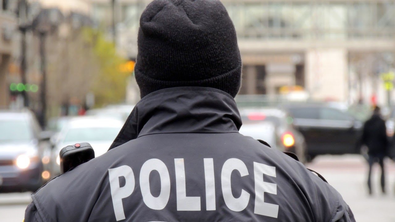 Chicago police 'turn their backs' on Mayor as officer dies amid law enforcement defunding