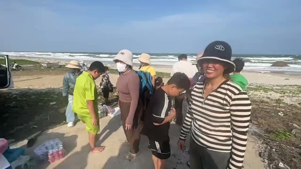Tắm biển Thuận Quý 