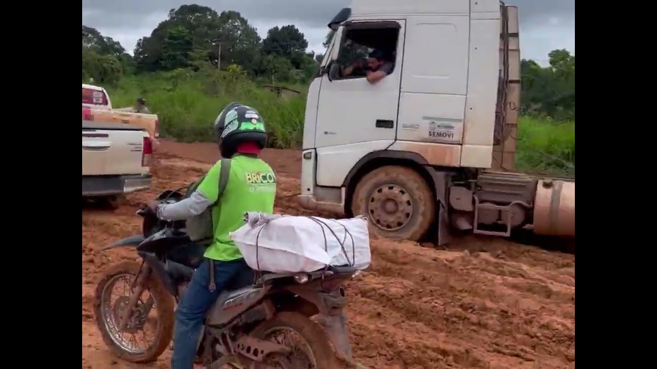 Estrada lisa puxando caminhão #viral #estrada #caminhão #lama #atoleiro 