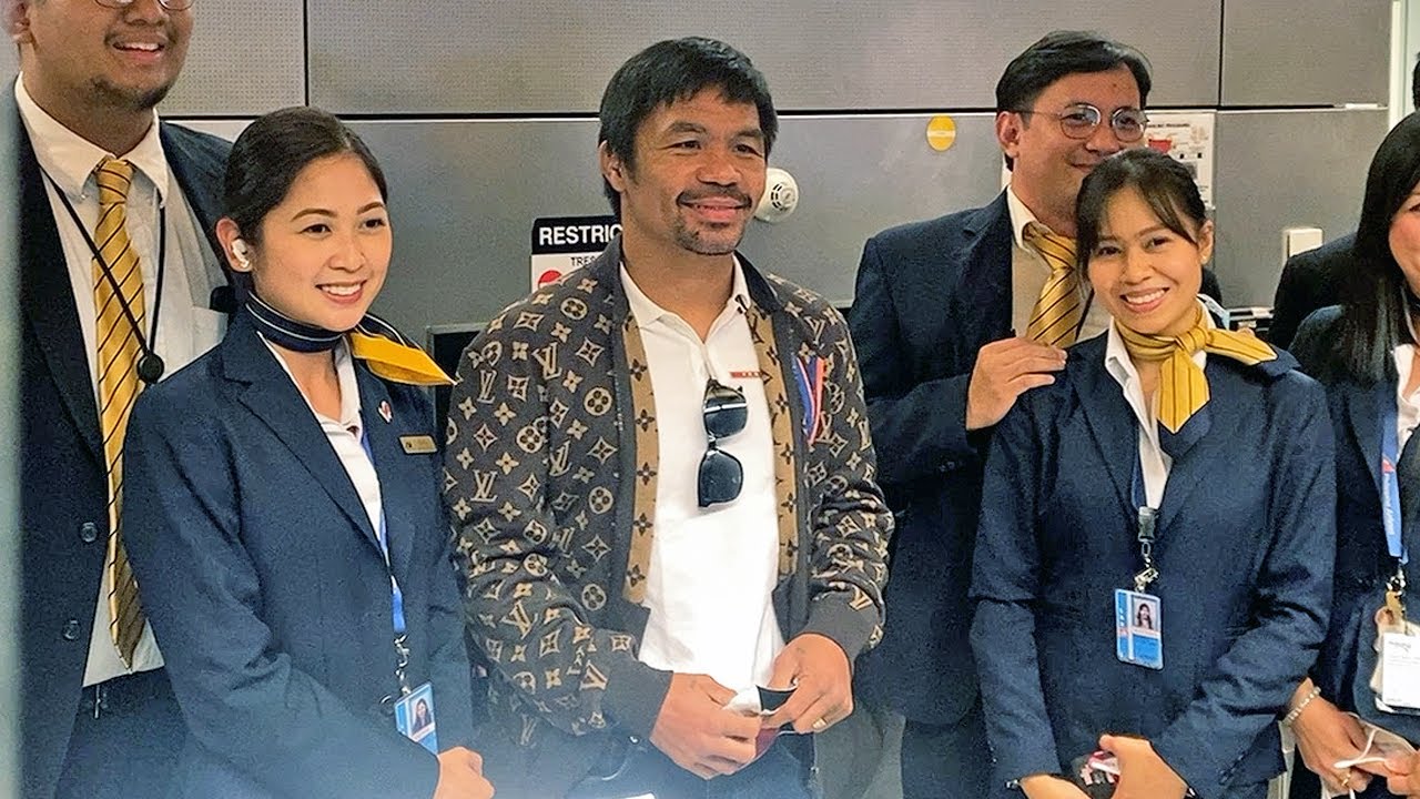 MANNY PACQUIAO MOBBED AT AIRPORT! TAKES PHOTOS WITH FANS AHEAD OF PRESIDENTIAL RUN