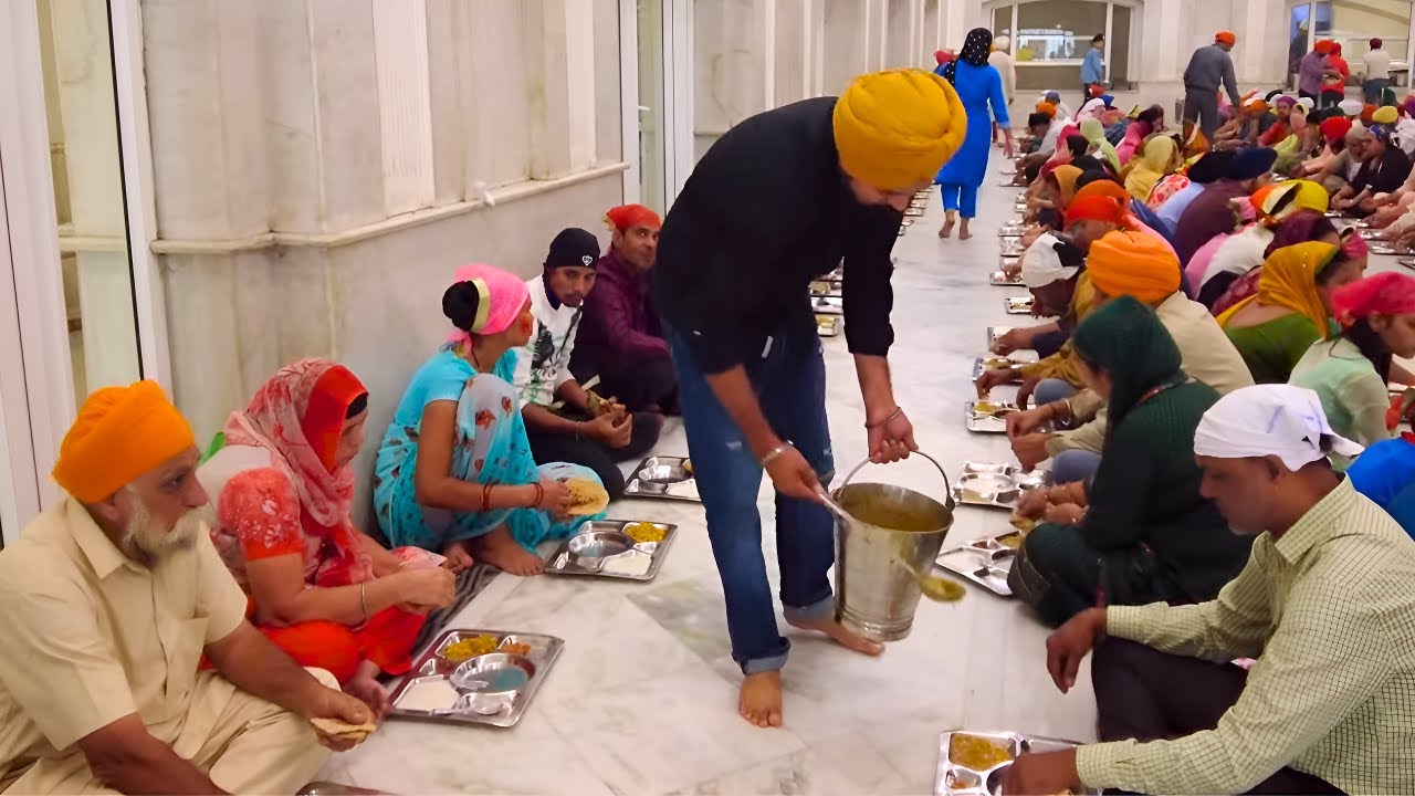 Walk In Delhi's Famous Sikh Temple | Bangla Sahib Gurudwara | Langar & 4K Tour