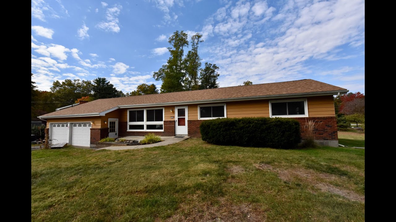 8 Locust La, Clifton Park, NY