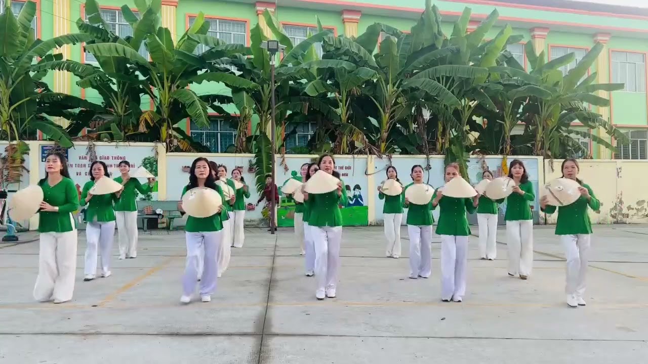 Múa nón  ￼ trăng về thôn dã CLB dân vũ Tân Xuân Bình Phước ￼￼￼￼￼