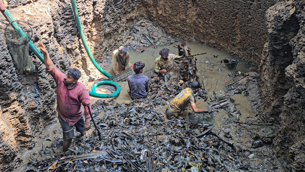 കുളം വറ്റിച്ചു കിട്ടിയ പണി! 😱 | Extreme Mud Fishing