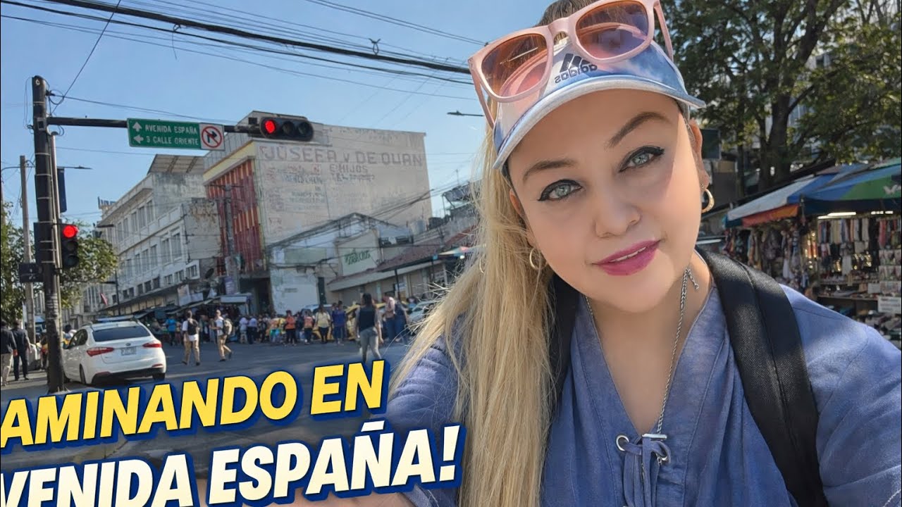 Mira caminando por la avenida España en San Salvador 