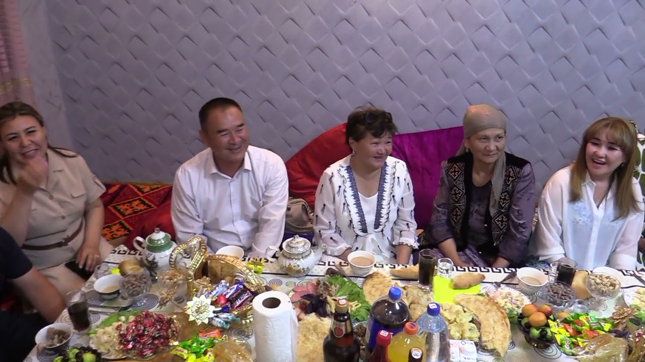 Жырық ауылы 20-жылдық кездесу Ердан+Майрамкул жанұясында отырыс.