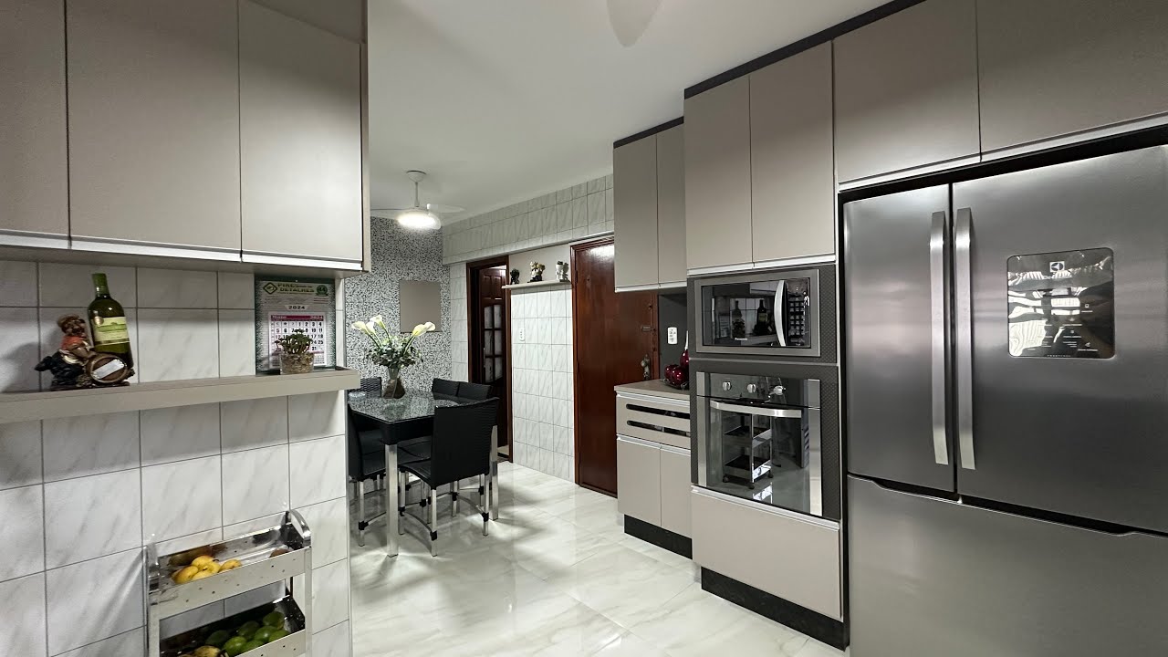 VENDIDO! Esse apartamento 3 dormitórios + dependência fica quase todo mobiliado!