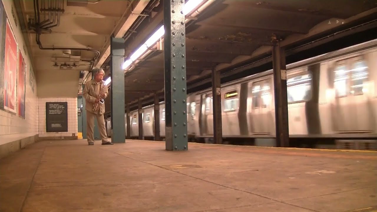 Subway station in Queens, NY on 2022/10/14 by Shiraishi, Tamio